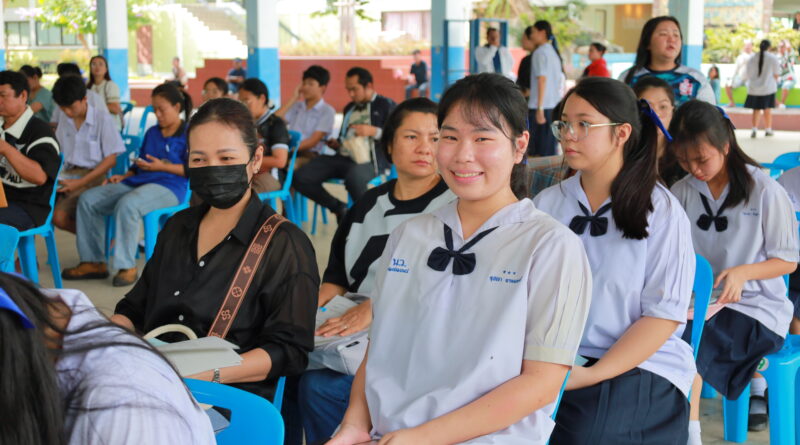 การมอบตัวนักเรียนชั้นมัธยมศึกษาปีที่4